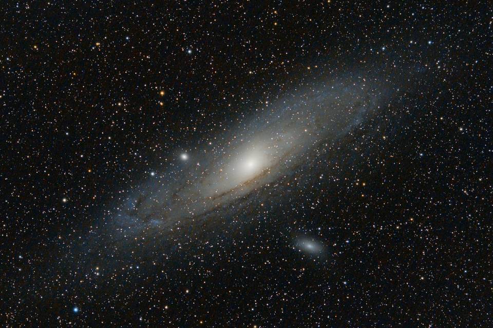 Photographing the Andromeda Galaxy with a Sony a6700 and Apertura 60mm telescope